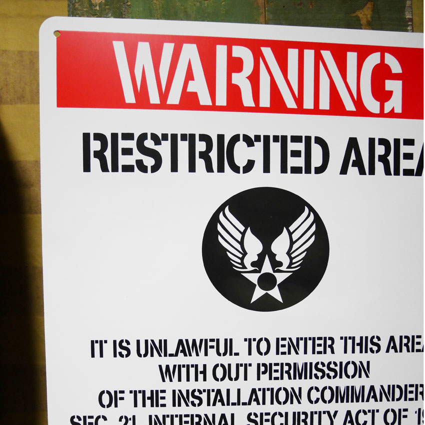 AMERICAN プラスチック サインボード USAF RESTRICTED AREA 看板 アメリカン インテリア 制限エリア　アメリカン雑貨の画像