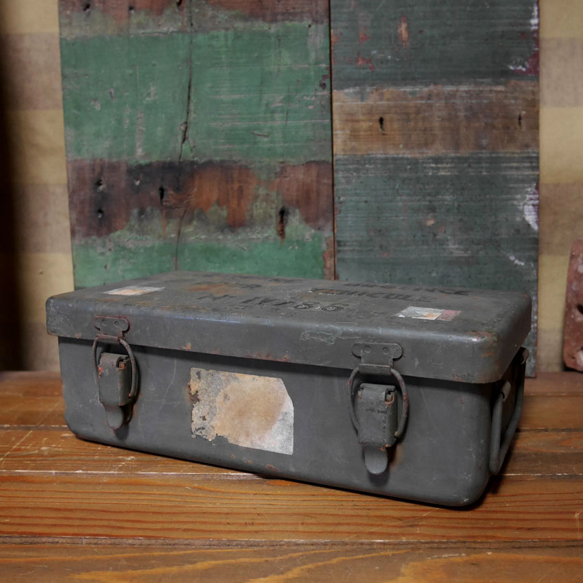 フランス軍 ファーストエイド メタルボックス ミリタリー インテリア 収納 救急箱　アンティーク雑貨の画像