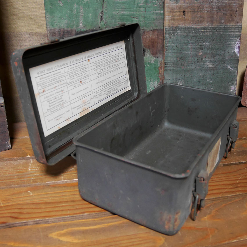 フランス軍 ファーストエイド メタルボックス ミリタリー インテリア 収納 救急箱　アンティーク雑貨の画像