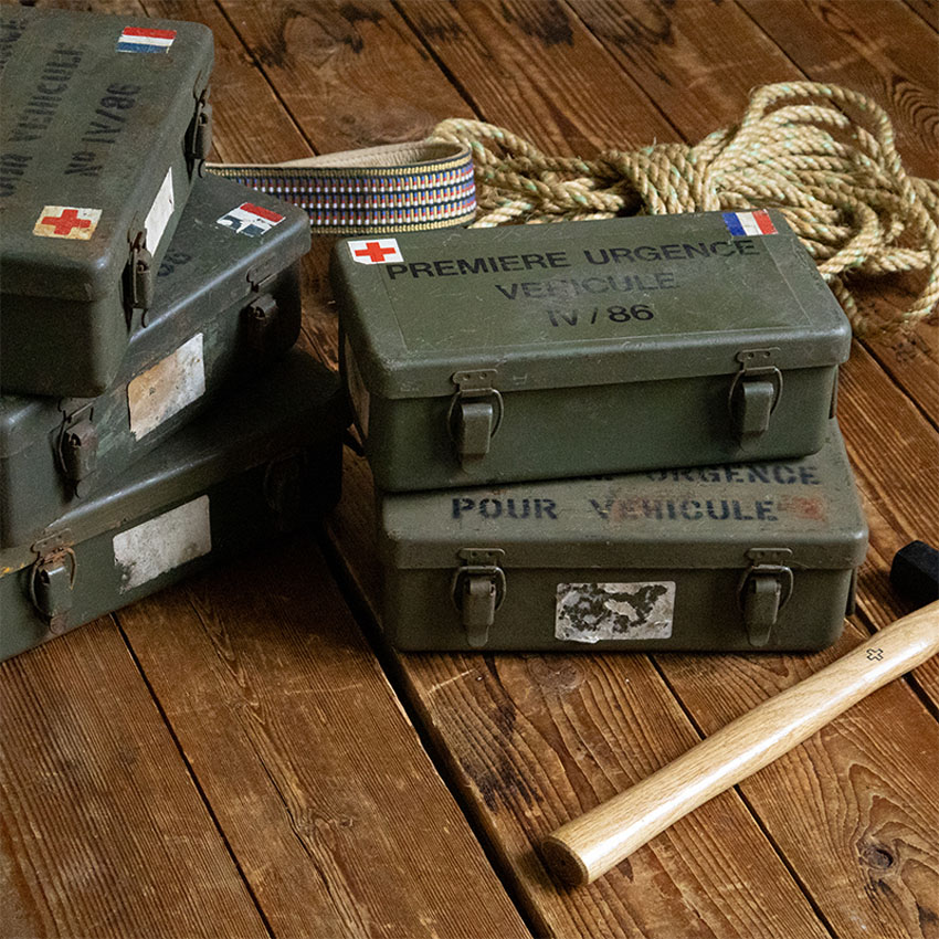 フランス軍 ファーストエイド メタルボックス ミリタリー インテリア 収納 救急箱　アンティーク雑貨の画像