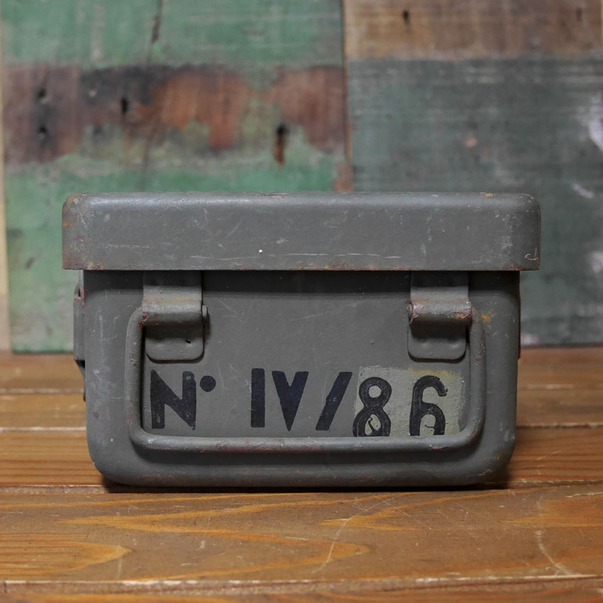 フランス軍 ファーストエイド メタルボックス ミリタリー インテリア 収納 救急箱　アンティーク雑貨の画像