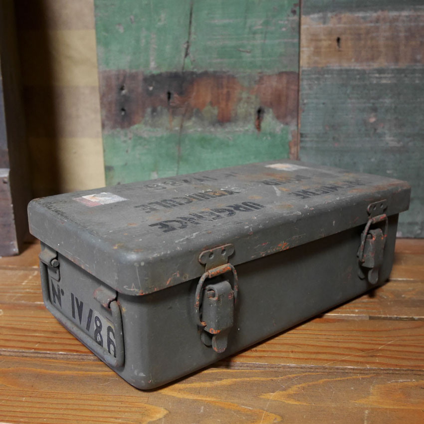 フランス軍 ファーストエイド メタルボックス ミリタリー インテリア 収納 救急箱　アンティーク雑貨の画像