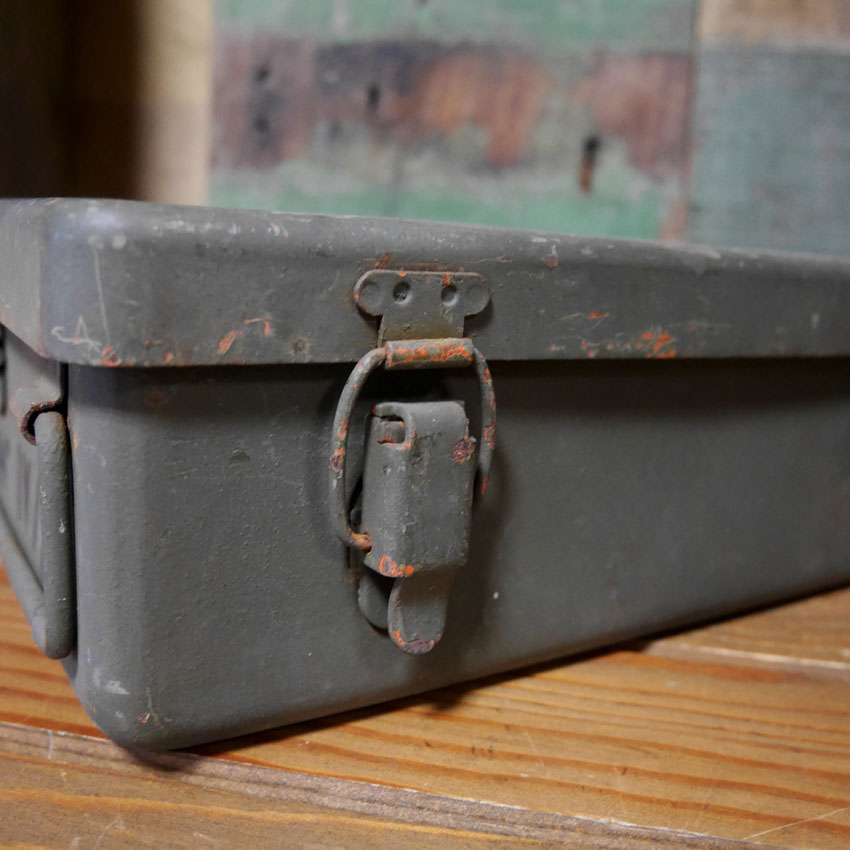 フランス軍 ファーストエイド メタルボックス ミリタリー インテリア 収納 救急箱　アンティーク雑貨の画像