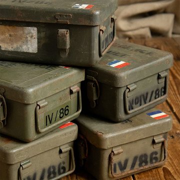 フランス軍 ファーストエイド メタルボックス ミリタリー インテリア 収納 救急箱　アンティーク雑貨の画像