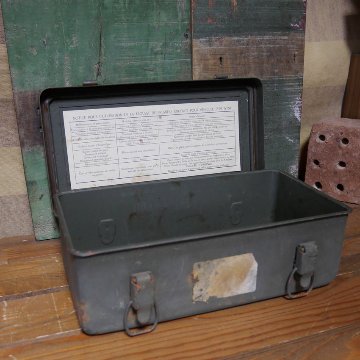 フランス軍 ファーストエイド メタルボックス ミリタリー インテリア 収納 救急箱　アンティーク雑貨の画像