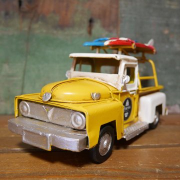 ノスタルジックデコ ピックアップサーフ イエロー ブリキのおもちゃ インテリア サーフトラック ブリキ製自動車 アメリカン雑貨の画像