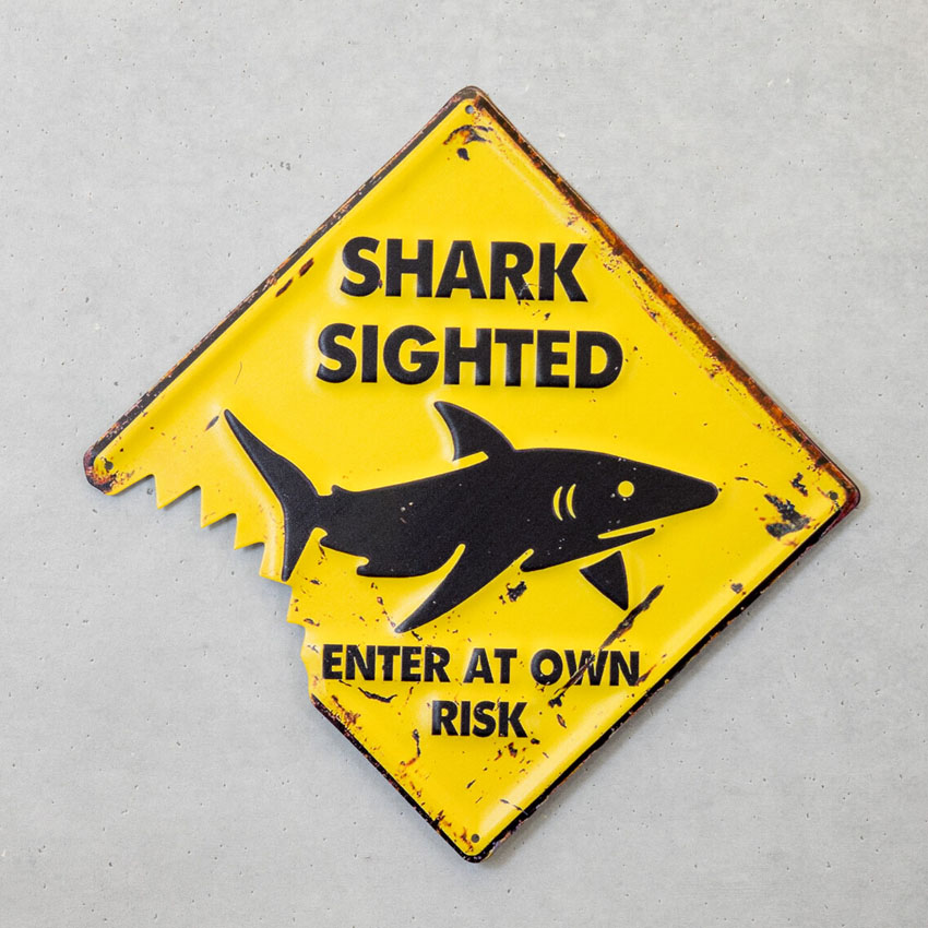 SHARK SIGHTED アメリカンクラシック エンボスティンプレート サメ 鮫 ブリキ看板 インテリア 注意看板の画像