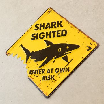 SHARK SIGHTED アメリカンクラシック エンボスティンプレート サメ 鮫 ブリキ看板 インテリア 注意看板の画像
