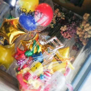 にぎやか！浮かぶバルーンと造花のアレンジメントの画像