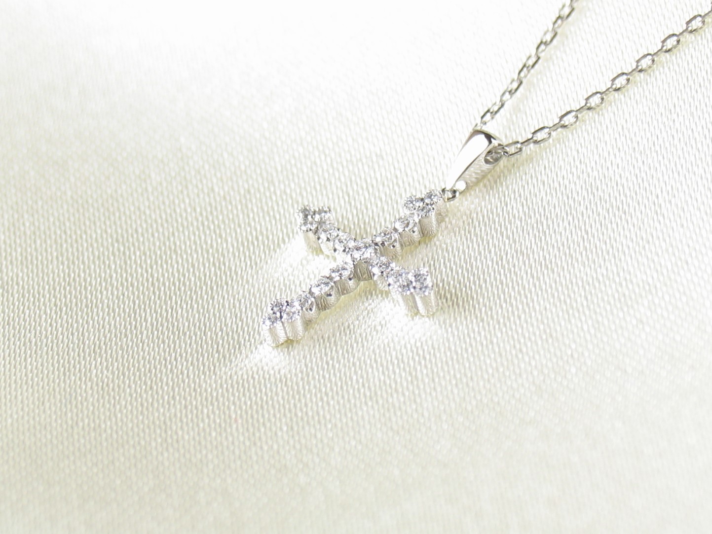 sexyround D cross necklace k18wg/diamond(セクシーラウンド D クロス ネックレス k18ホワイトゴールド/ダイア)の画像