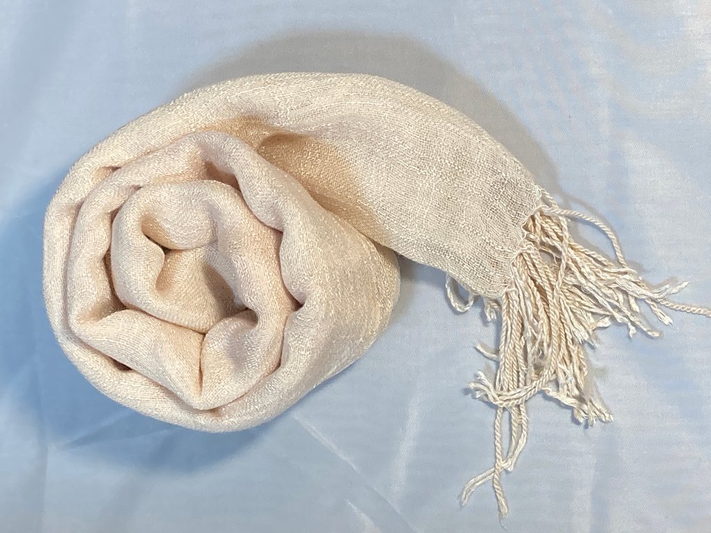 椿の花染め・コットンガーゼストールの画像