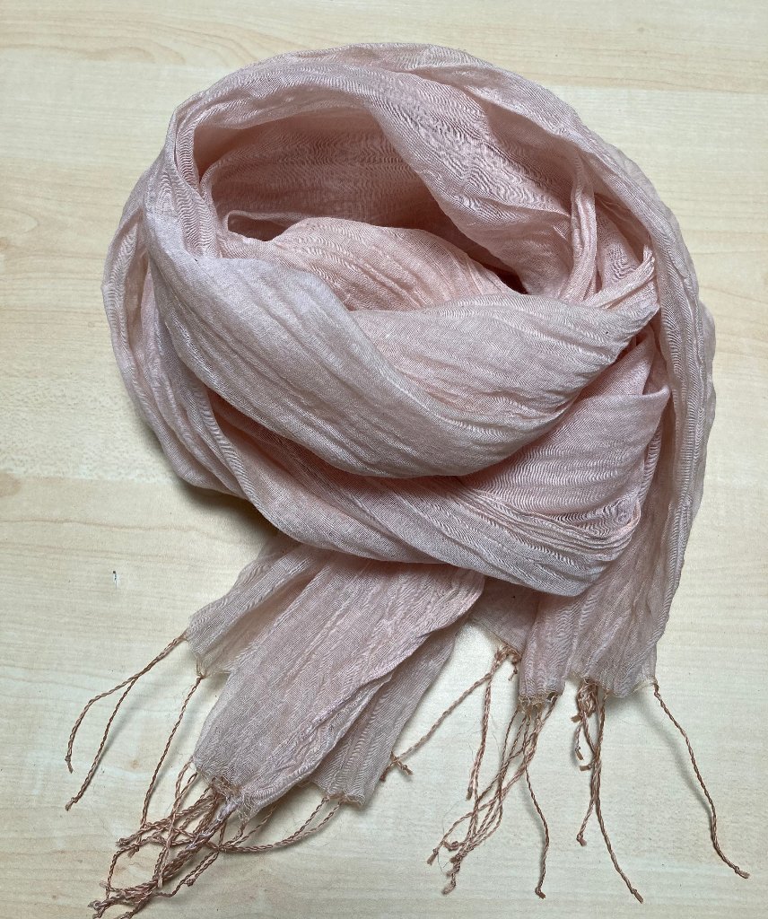 椿の花染め・シルク混ストールの画像