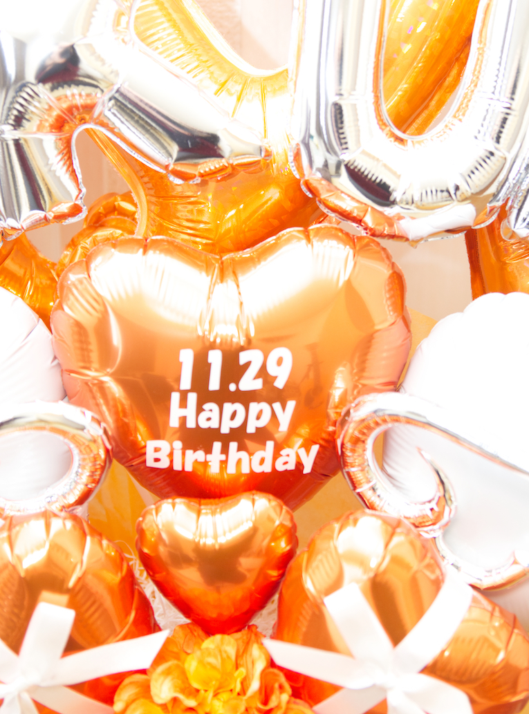【バルーンアレンジ】エンジェルウィングホワイト＆オレンジ　6レターアレンジ画像