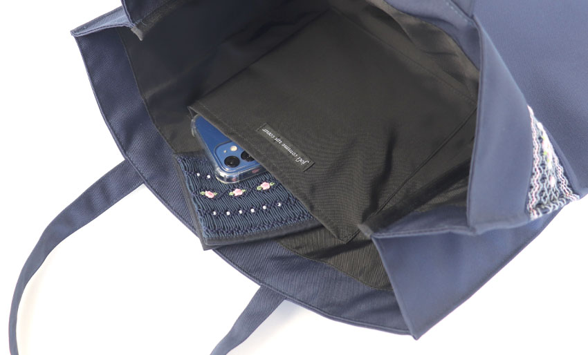 上品なスモッキング刺繍バッグ内ポケット