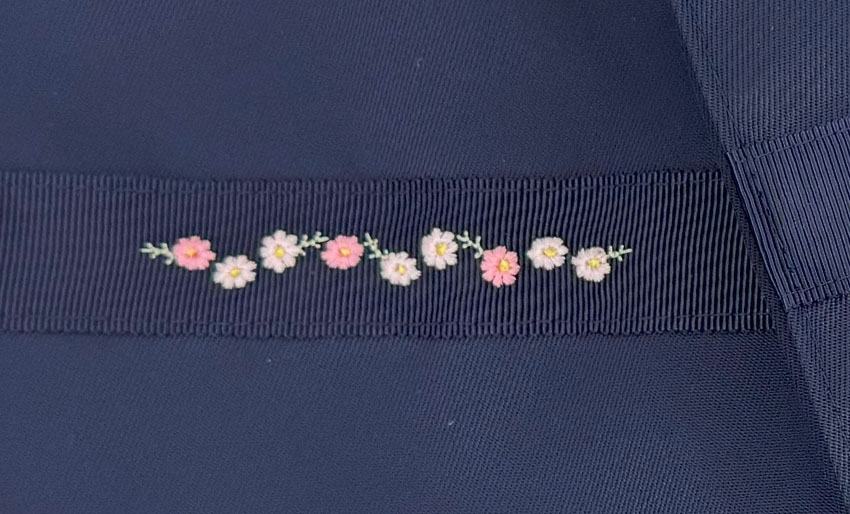 ナイロン製マチ付きレッスンバッグ　ワンポイント刺繍 B4サイズの画像