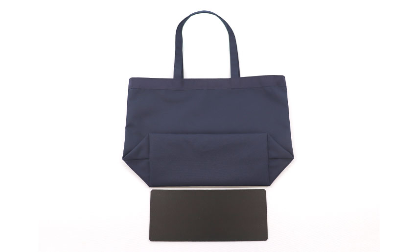 横型 サブバッグ　大容量 軽量 折り畳みできます。の画像