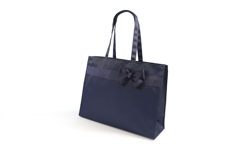 【お受験バッグ】 横型トートバッグ(リボンブローチ付き)｜紺無地｜自立型｜B4サイズ｜の画像