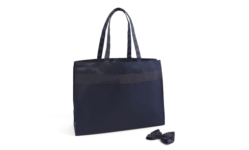 【お受験バッグ】 横型トートバッグ(リボンブローチ付き)｜紺無地｜自立型｜B4サイズ｜の画像