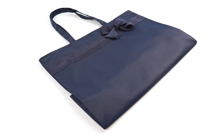 【お受験バッグ】 横型トートバッグ(リボンブローチ付き)｜紺無地｜自立型｜B4サイズ｜の画像