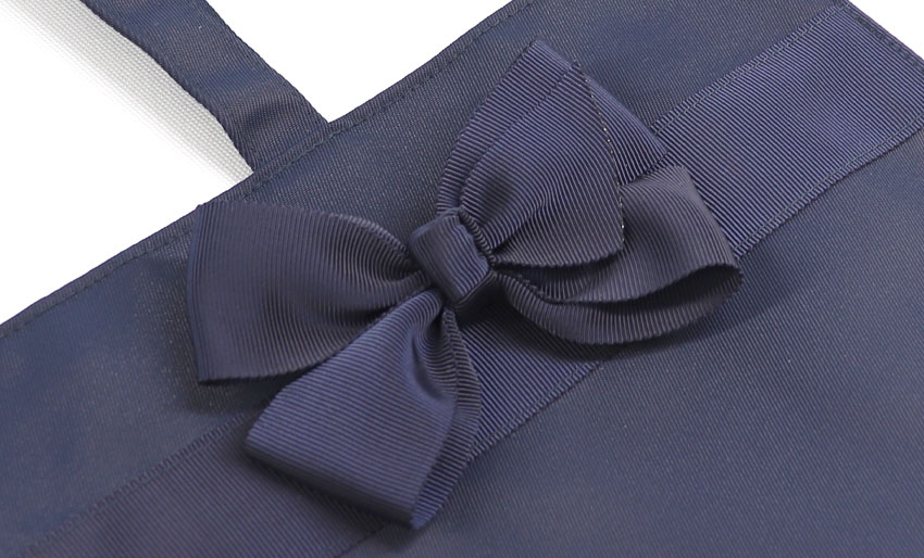 【お受験バッグ】 横型トートバッグ(リボンブローチ付き)｜紺無地｜自立型｜B4サイズ｜の画像