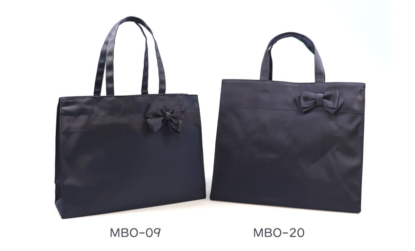 【お受験バッグ】 横型トートバッグ(リボンブローチ付き)｜紺無地｜自立型｜B4サイズ｜の画像