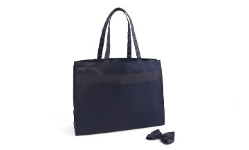 【お受験バッグ】 横型トートバッグ(リボンブローチ付き)｜紺無地｜自立型｜B4サイズ｜の画像