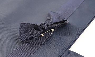 【お受験バッグ】 横型トートバッグ(リボンブローチ付き)｜紺無地｜自立型｜B4サイズ｜の画像