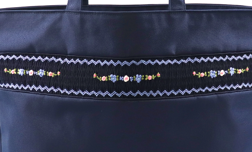 【訳アリ品20％OFF】スモッキング刺繍 自立型ファスナー付きレッスンバッグ｜B4サイズ｜日本製｜ お花の画像