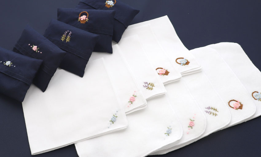 【手刺繍】タオルハンカチ・綿ハンカチ・ミニティッシュケース3点セット｜ワンポイント刺繍｜ネット限定【10％OFF】  の画像