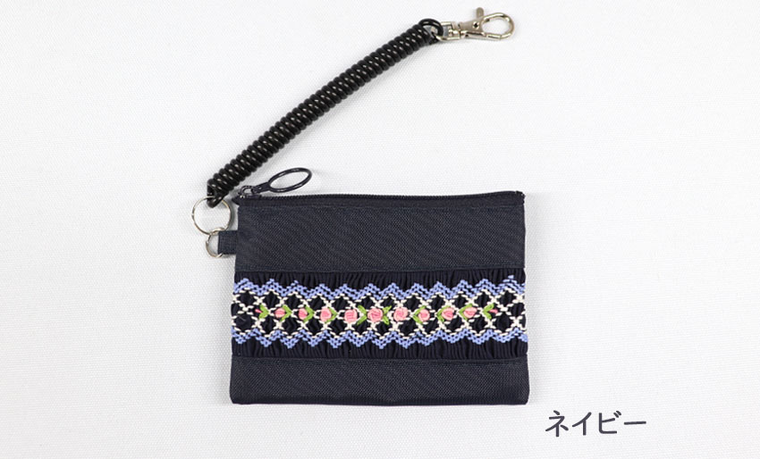【ネット限定】スモッキング刺繍入り ナイロン製パスケース ｜小銭入れ付きの画像