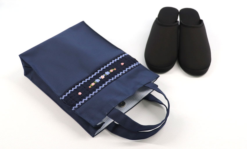 【訳アリ品20％OFF】自立型スモッキング刺繍入りシューズバッグ｜宇宙｜2本持ち手付きの画像