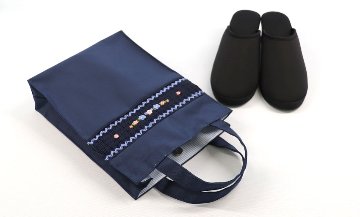 【訳アリ品20％OFF】自立型スモッキング刺繍入りシューズバッグ｜宇宙｜2本持ち手付きの画像