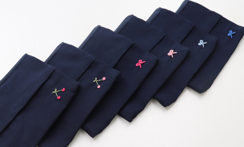 【本店限定】ワンポイント手刺繍 ファスナー付き ティッシュケース 紺｜ハンドメイド の画像