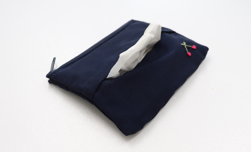 【本店限定】ワンポイント手刺繍 ファスナー付き ティッシュケース 紺｜ハンドメイド の画像