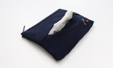 【本店限定】ワンポイント手刺繍 ファスナー付き ティッシュケース 紺｜ハンドメイド の画像