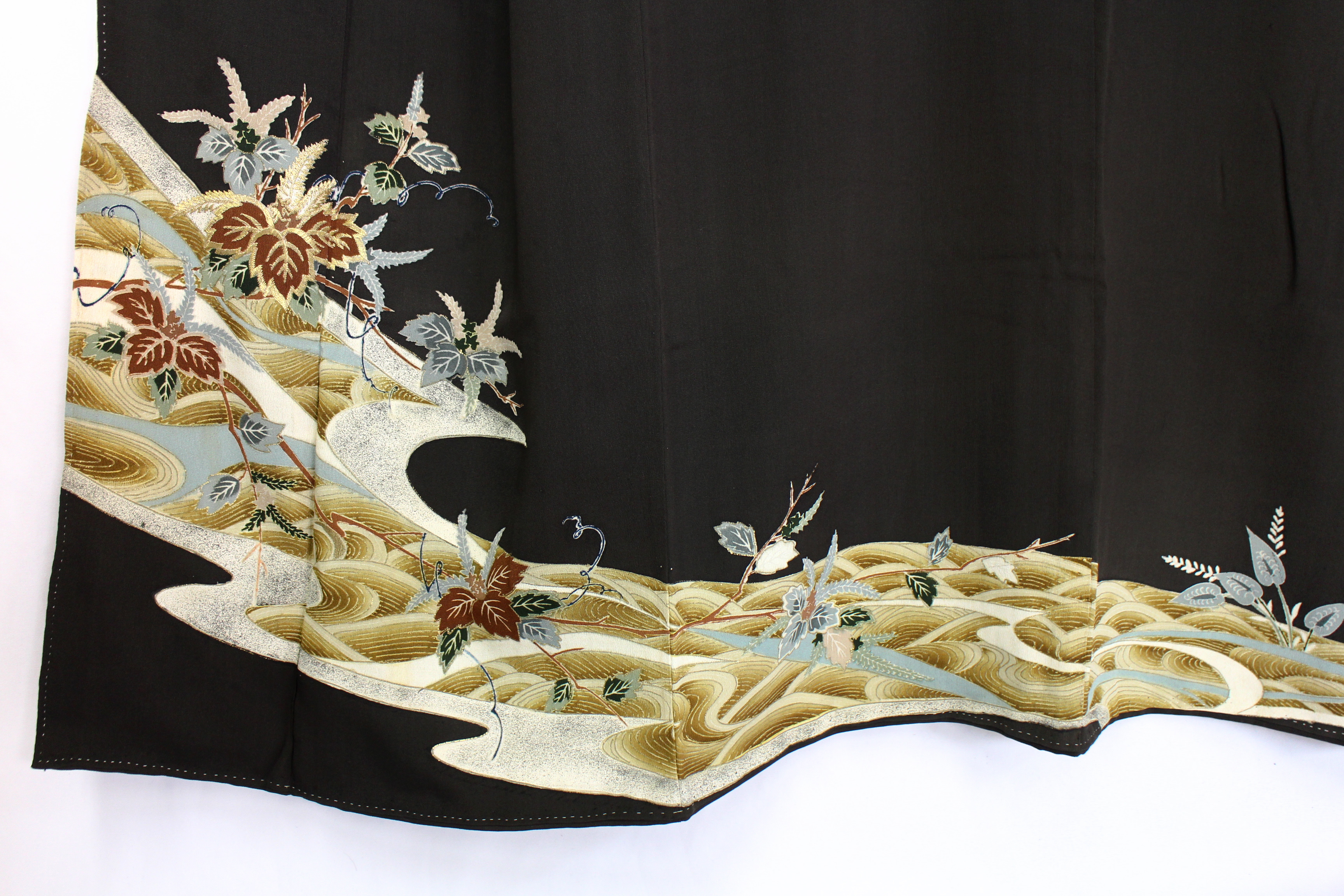 【古着物】流水花柄黒留袖の画像