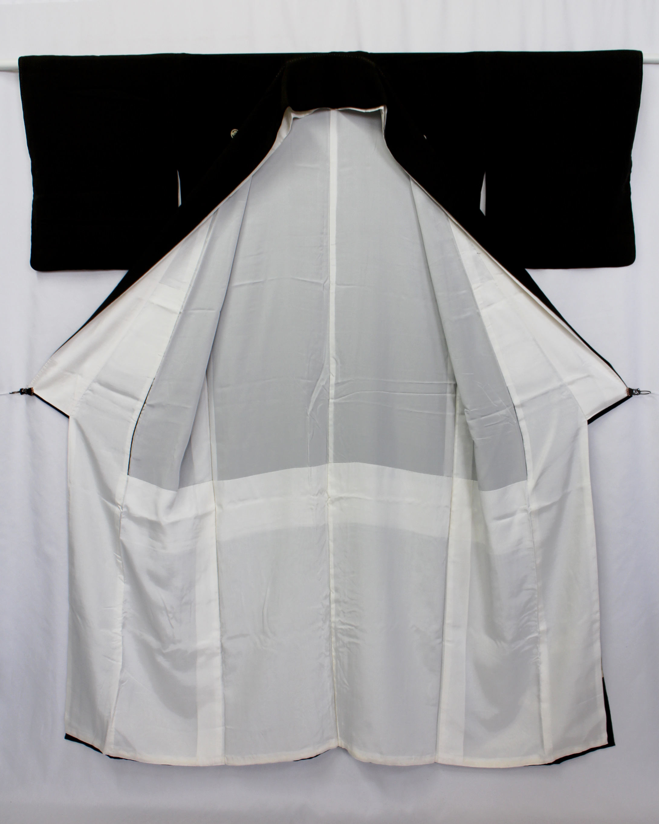 【古着物】流水花柄黒留袖の画像