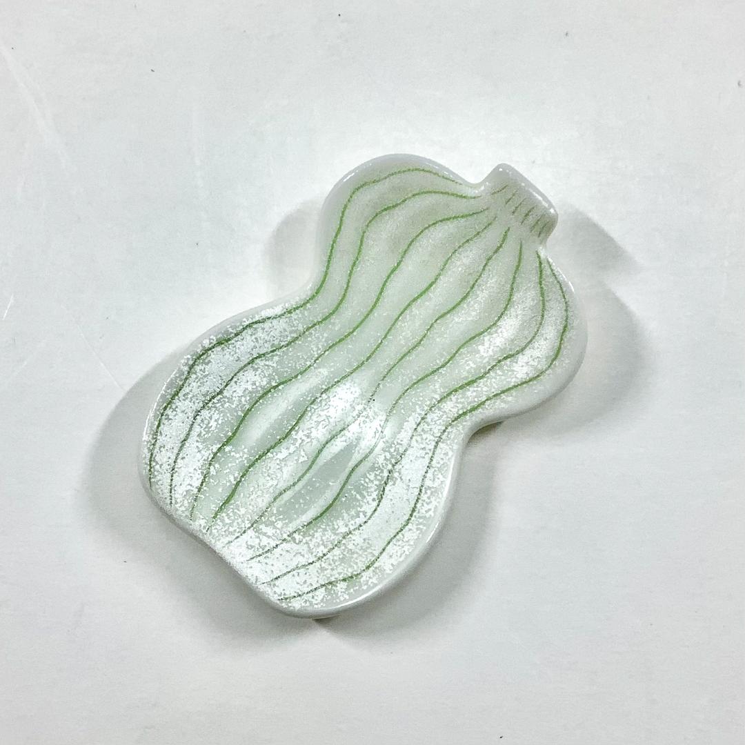 錦銀叩筋入瓢形箸置の画像