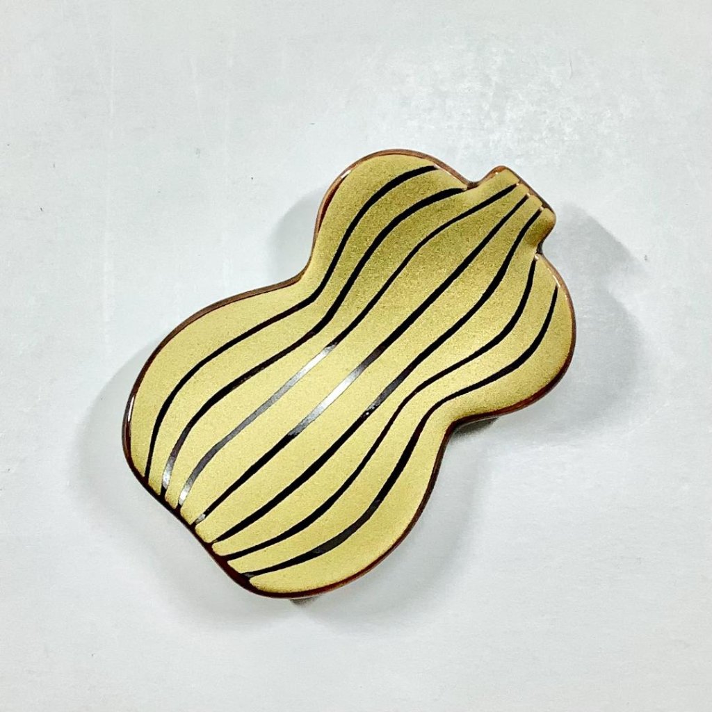 錦金彩べっ甲釉筋入瓢形箸置の画像