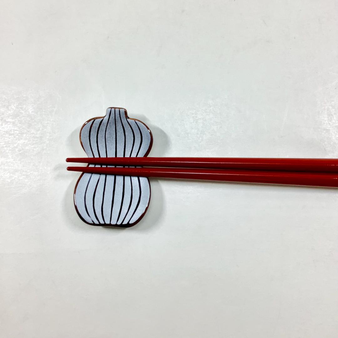 錦銀彩べっ甲釉筋入瓢形箸置の画像