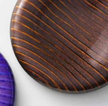 錦べっ甲釉紅光彩筋彫り渕下り六寸皿　18㎝の画像