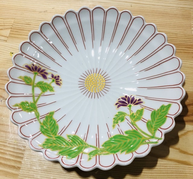 錦白釉菊花模様平菊七寸盛器 　21㎝の画像