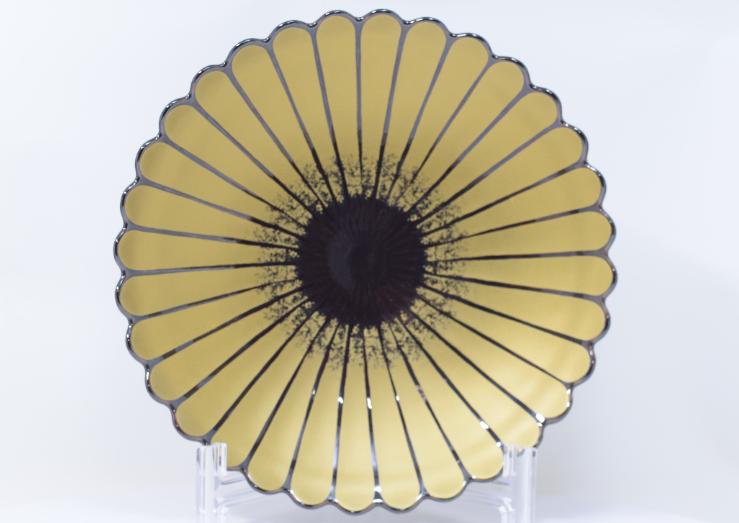 錦金彩べっこう釉平菊七寸盛器　21㎝の画像