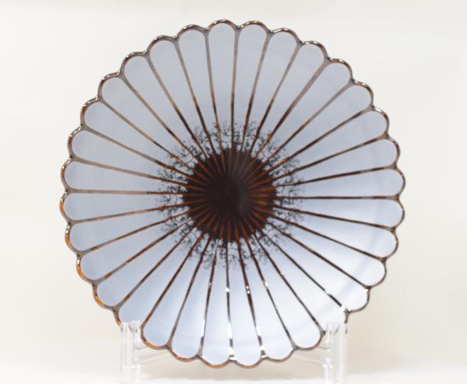 錦銀彩べっこう釉平菊七寸盛器　21㎝の画像