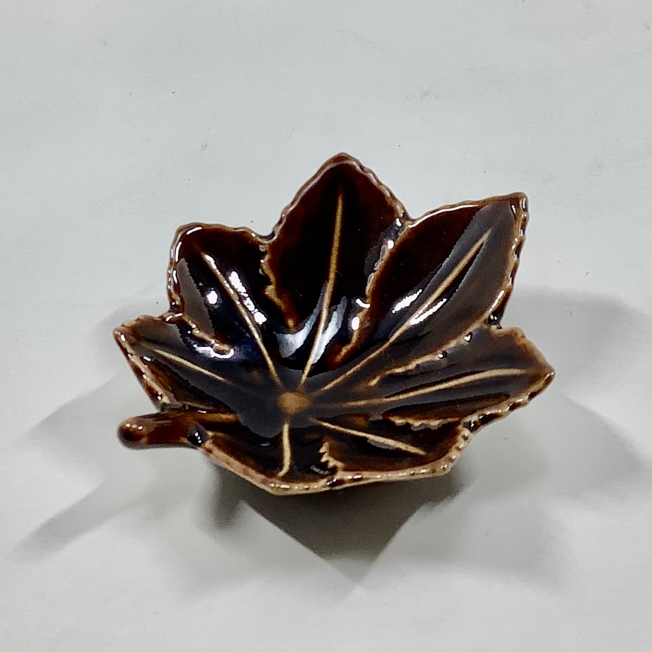 べっ甲釉紅葉形小付の画像