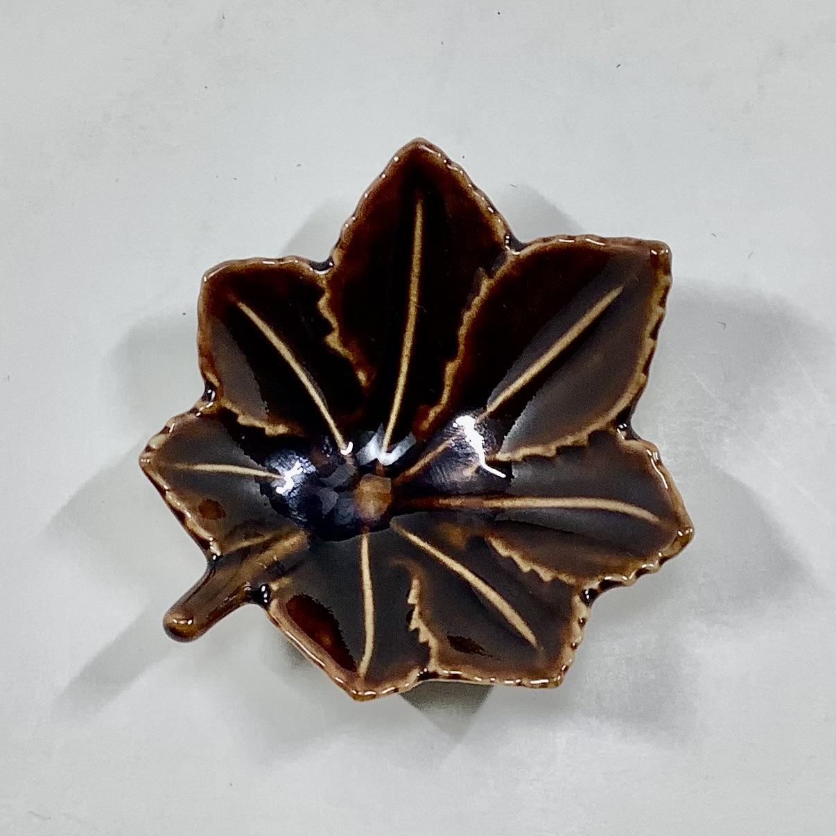 べっ甲釉紅葉形小付の画像