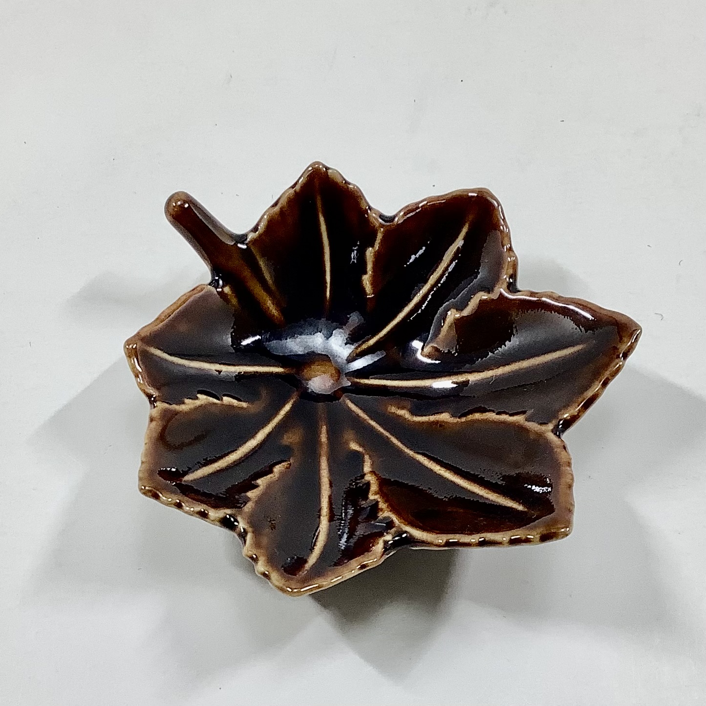 べっ甲釉紅葉形小付の画像