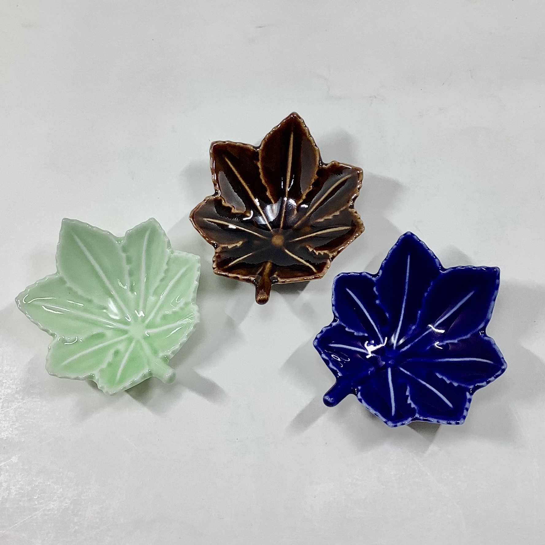 べっ甲釉紅葉形小付の画像