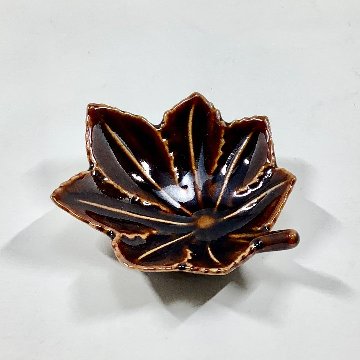 べっ甲釉紅葉形小付の画像