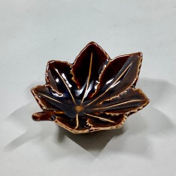 べっ甲釉紅葉形小付の画像